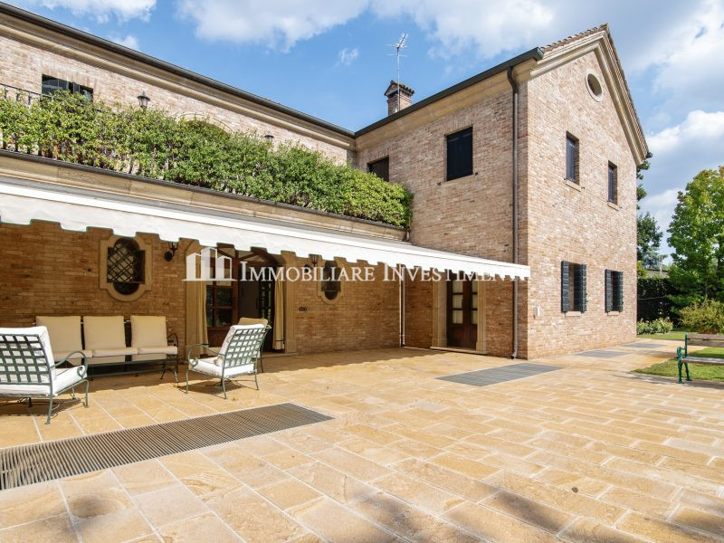 Prestigiosa residenza con parco privato di 5 ettari