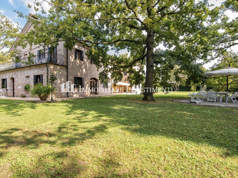 Prestigiosa residenza con parco privato di 5 ettari