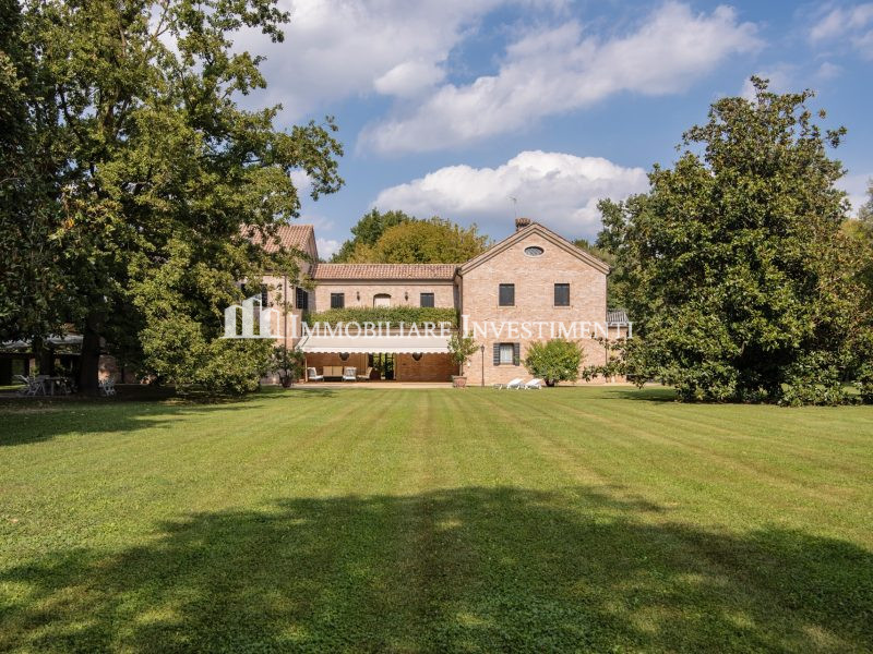 Prestigiosa residenza con parco privato di 5 ettari