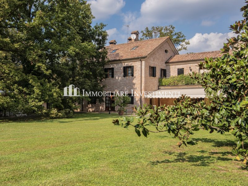 Prestigiosa residenza con parco privato di 5 ettari