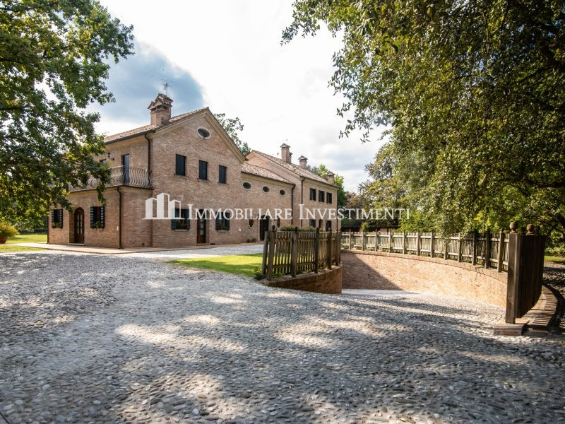 Prestigiosa residenza con parco privato di 5 ettari