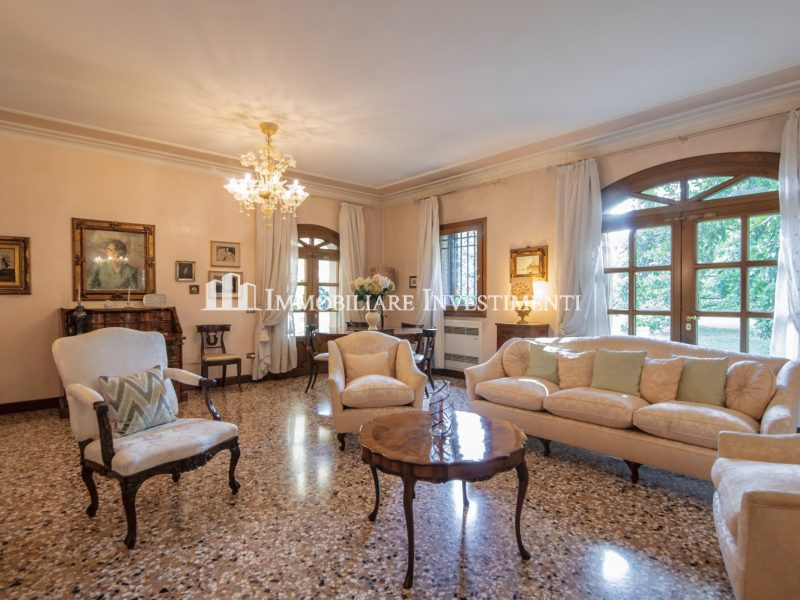 Prestigiosa residenza con parco privato di 5 ettari